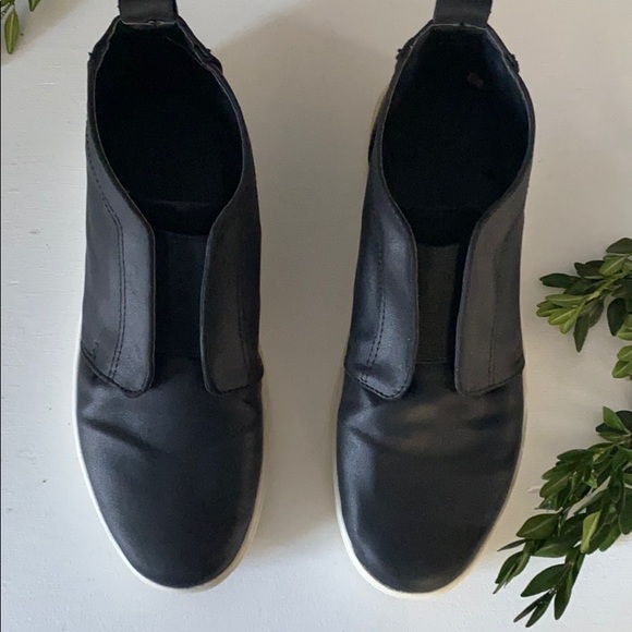 Women’s size 7 shoe - Picture 2 of 3